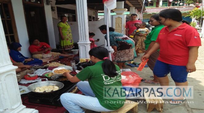 
Begini Kesibukan Ibu-ibu Warga Margotaruno Jelang Detik-detik Kemerdekaan RI