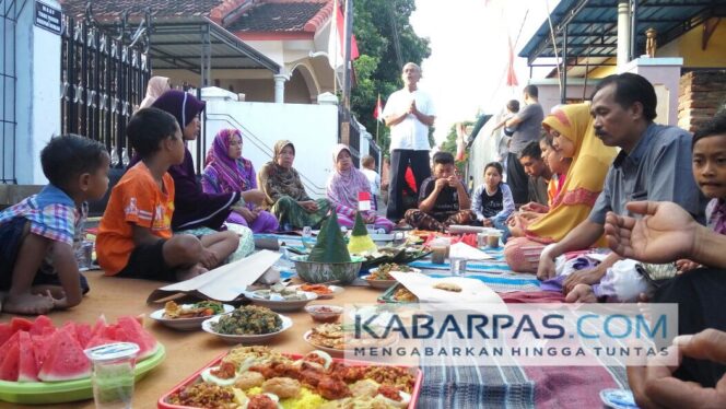 
Peringati Hari Kemerdekaan, Warga Singotrunan Lestarikan Tradisi Barikan