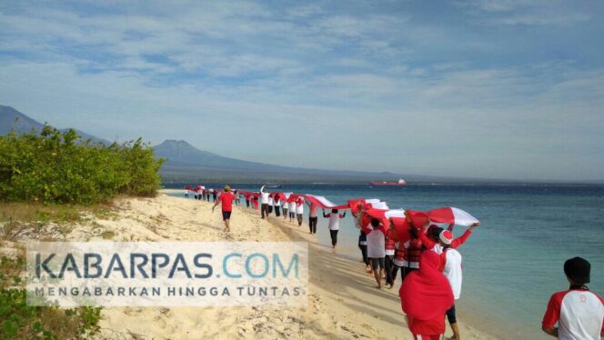 
72 Meter Bendera Merah Putih Dibentangkan di Pulau Tabuhan