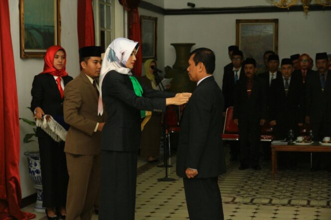 
Puluhan PNS di Probolinggo Terima Penghargaan Satyalancana Karya Satya
