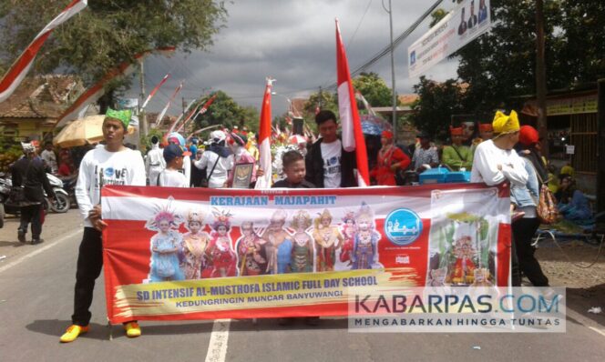 
Warga Paiton Gelar Pawai Budaya, Masyarakat Paiton Tampilkan Keberagaman