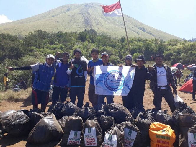 
Pabrik Aqua Keboncandi Turut Berpartisipasi Operasi Bersih “Sapu Jagad” di Gunung Penanggungan