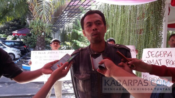 
Warga Perumahan Pengatigan Indah I, Gelar Aksi Demo di Gedung DPRD Kabupaten Banyuwangi