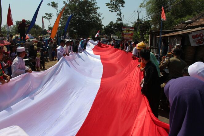 
Bendera Merah Putih Raksasa Mewarnai Parade Budaya Pajarakan