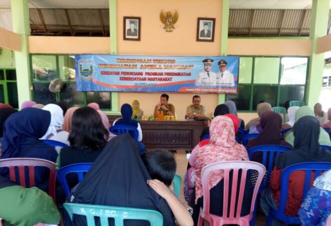 
Puluhan Ibu-ibu di Probolinggo Ikuti Pelatihan Pembuatan Aneka Manisan