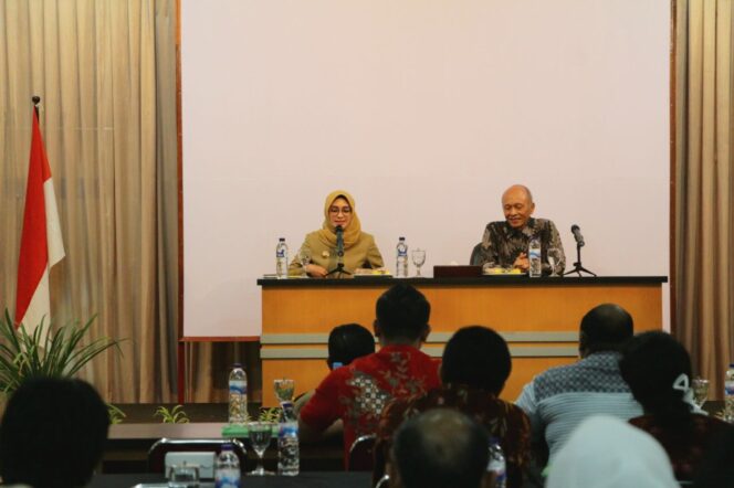 
Bupati Tantri Buka Workshop Managemen BLUD RSUD Waluyo Jati