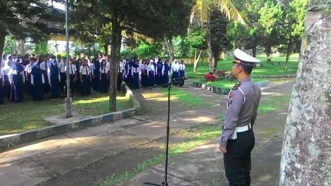 
Minimalisir Terjadinya Kecelakaan, Polisi Beri Sosialisasi Pentingnya Tertib Berlalu-lintas ke Para Pelajar