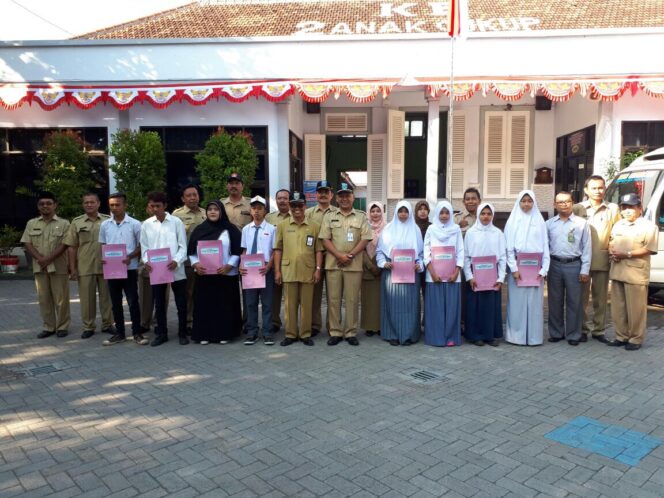 
Dispendik Probolinggo Apresiasi Peraih Nilai Tertinggi UN Tingkat SMP