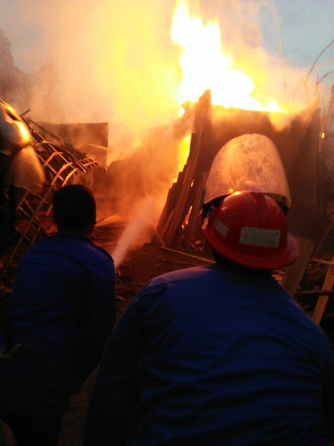 
Gudang Mebeler di Gondangwetan Terbakar