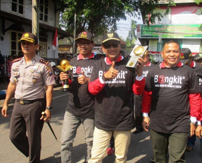 
Piala Adipura Dan Adiwiyata Mandiri Diarak Keliling Bangil