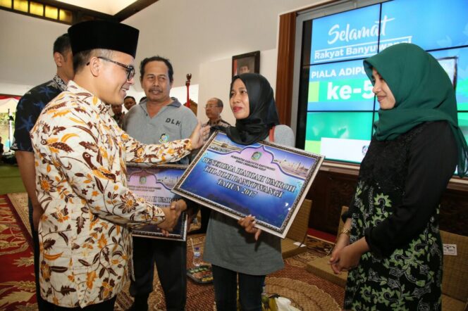 
Dapat Adipura, Bupati Banyuwangi Berangkatkan Umroh Tenaga Honorer DLH