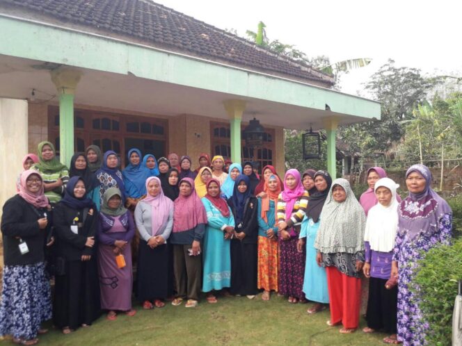 
Mahasiswa Kelompok KKN 103 UMM Berikan Pengobatan Gratis Kepada Ibu-ibu dan Lansia