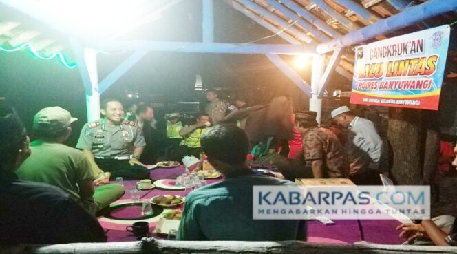 
Ciptakan Keharmonisan Kasat Lantas Banyuwangi Gelar Cangkru’an Bersama