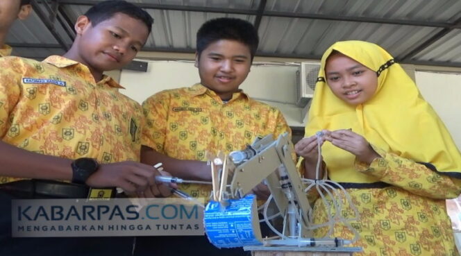 
Siswa SMP Muhammadiyah 1 Sidoarjo Ciptakan Eskavator Mini