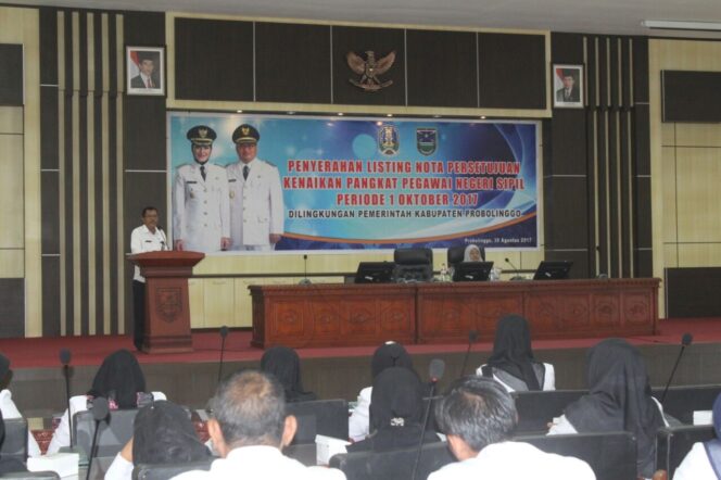 
Pemkab Serahkan Listing Nota Persetujuan Kenaikan Pangkat PNS