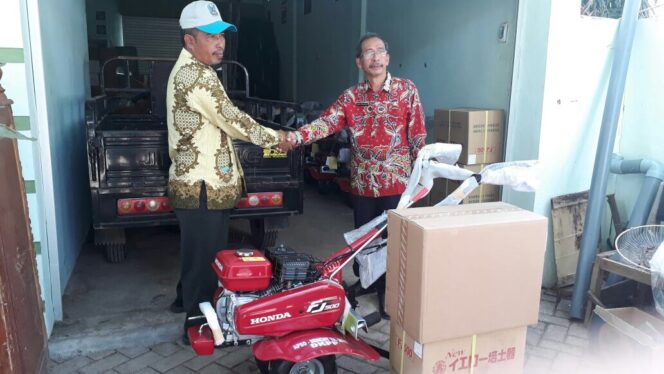 
12 Kelompok Tani Terima Hibah Pompa Air dan Cultivator