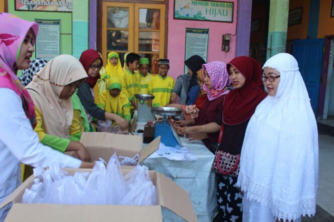 
Begini Cara SDN Tongas Wetan 1 Ajarkan Anak Didiknya Belajar Bersedekah Sejak Dini