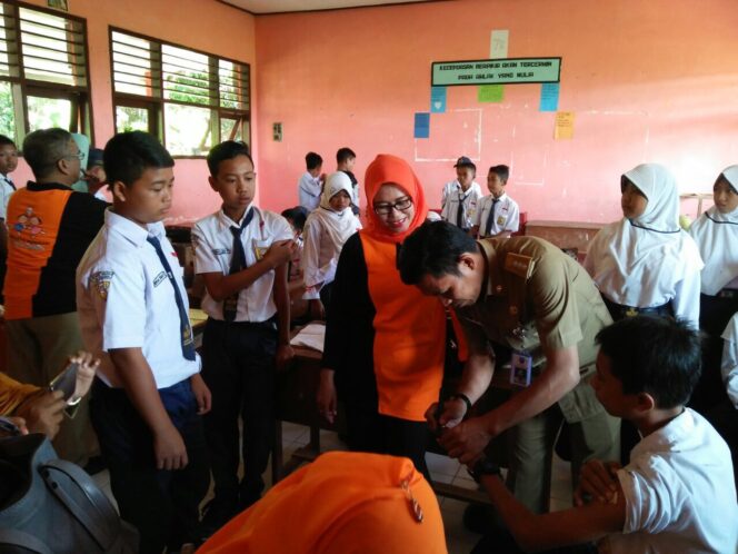 
Camat Krejengan Pantau Imunisasi Campak-Rubella
