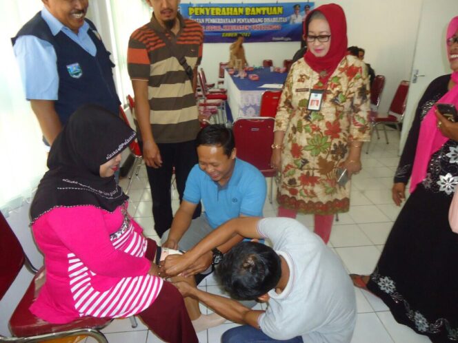 
Peduli Penyandang Cacat, Dinsos Probolinggo Serahkan 22 Buah Alat Bantu Kecacatan