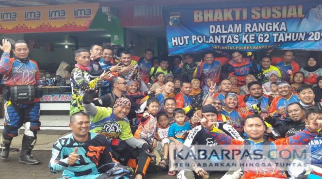 
Dirgahayu ke-62, Satlantas Banyuwangi Gelar Bhakti Sosial Bagi-bagi Sembako ke Warga Kurang Mampu
