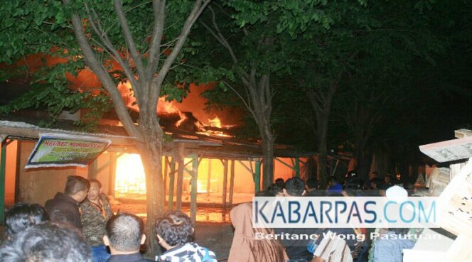 
Puluhan Kios di Pasar Mebel Bukir Terbakar