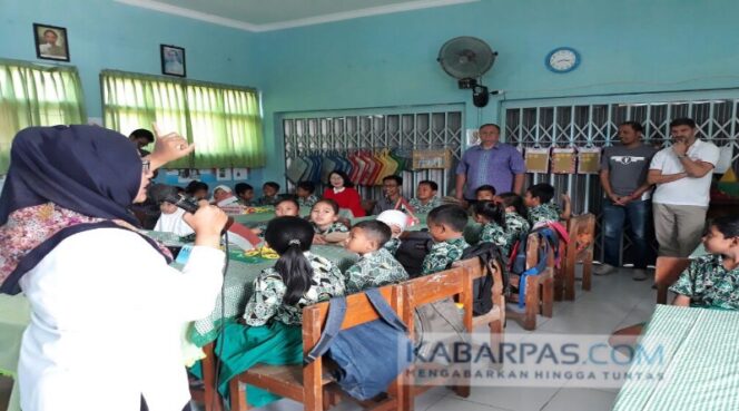 
Datangi SDN Karangbong, Ini yang Dilakukan Tim Cha-ching Curriculum Internasional