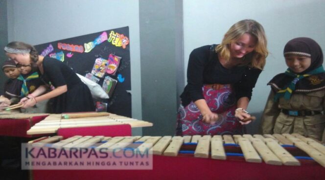 
Ngajar di SD Muhida, Turis Asal Ceko ini Kegirangan Mainkan Musik Kulintang