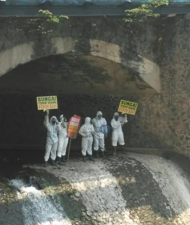 
Cegah Banjir, Aktivis FKPL Bersih-bersih Sampah Popok yang Berserakan di Sungai Kedunglarangan