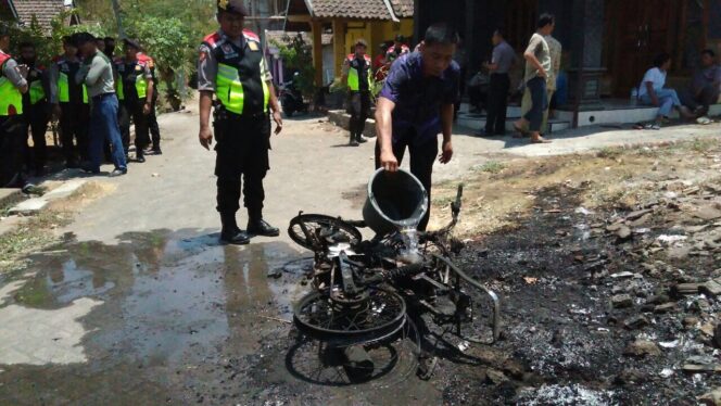 
Pencuri Elpiji di Gempol Nyaris Tewas Dimassa, Motor Dibakar