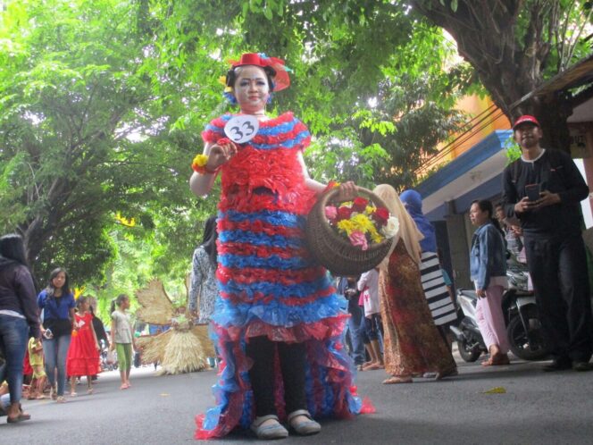 
Meriahkan Hari Jadi Kabupaten Pasuruan ke-1088, UPT Pendidikan Kecamatan Bangil Gelar Fashion Carnival