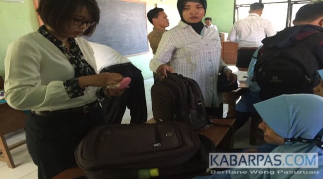 
Antisipasi Peredaran Pil PCC di Kalangan Pelajar, Polisi Lakukan Razia Obat Keras di SMPN 11 Pasuruan