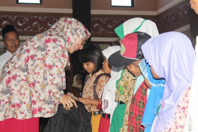 
Semarak Bulan Muharram 1429 H, Seribu Anak Yatim di Probolinggo Terima Santunan