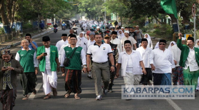 
Peringati Hari Santri, PCNU Kabupaten Malang Gelar Jalan Sehat Sarungan