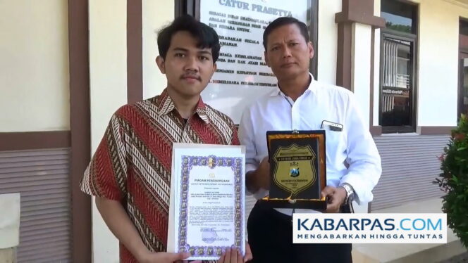 
Ahmad Affandi (pakai batik).