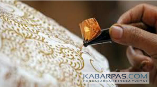 
Peringati Hari Batik, Ridwan Hisjam Jahitkan Batik Khusus
