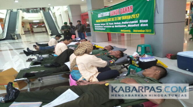 
Peringati HUT TNI ke-72, Prajurit Kodim 0825 Banyuwangi Lakukan Donor Darah