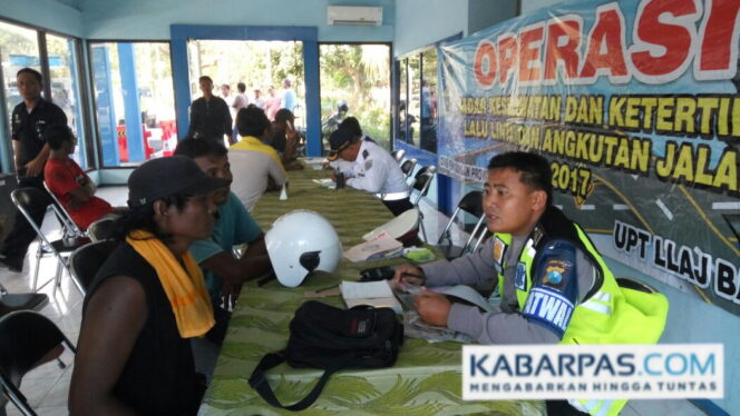 
Gelar Razia, Pengendara Kendaraan di Banyuwangi Mulai Sadar Peraturan Lalu Lintas
