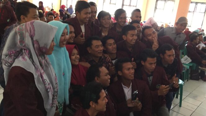 
Moeldoko Ajak Ribuan Santri Ponpes Ngalah Pasuruan Pekikkan ‘Indonesia’