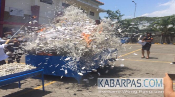 
Jutaan Rokok Ilegal Ini Tiba-tiba “Meleduk” Saat Dimusnahkan