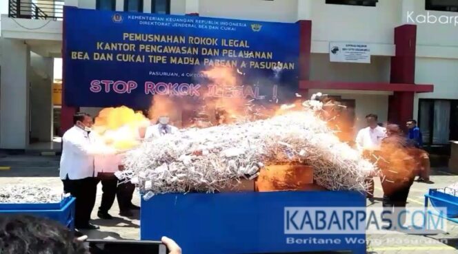 
Ini Video Tumpukan Rokok Ilegal Meleduk Saat Dimusnahkan