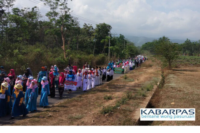 
Sambut Peringatan Hari Santri, Ribuan Santri di Pasrepan Ikuti Kirab