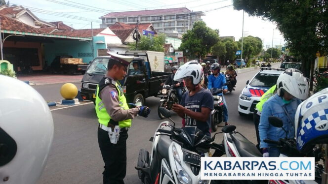 
Operasi Zebra, Polres Banyuwangi Tindak 175 Pelanggar Gunakan E-Tilang