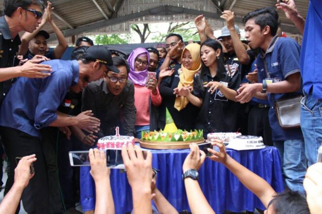 
Rayakan HUT yang Pertama, Komunitas Facebook ILKP Gelar Potong Tumpeng di Banyubiru