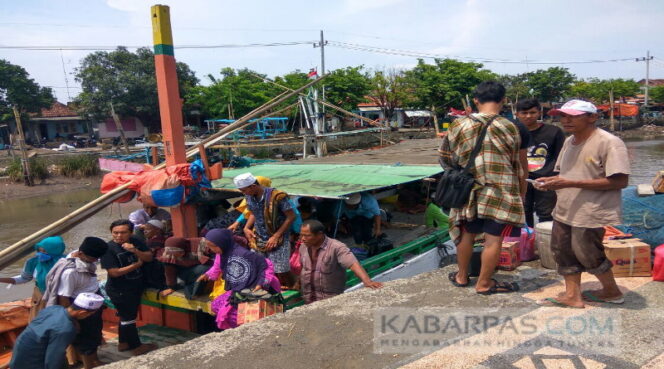 
Hadiri Haul Kyai Hamid, Warga Pulau Mandangin Sampang Rela Naik Kapal