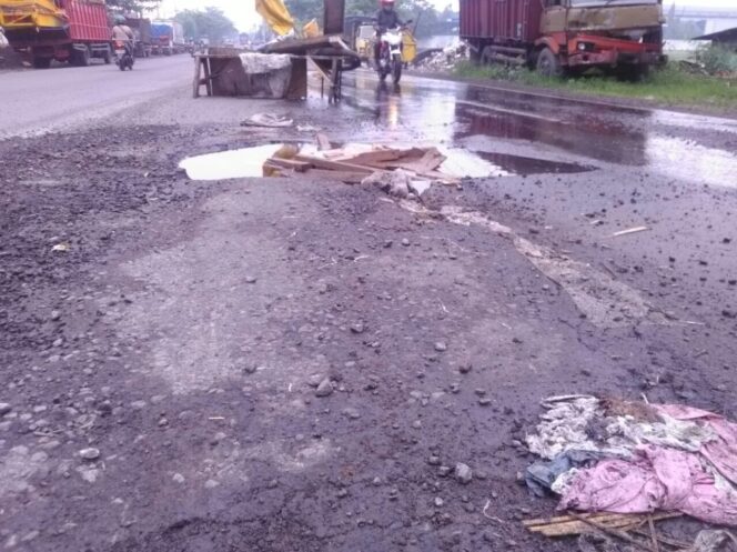 
Waspada, Lubang Bekas Galian PDAM Siap Mengincar Pengendara Motor