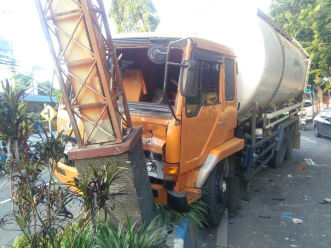 
Truck Fuso Sasak Median Jalur Pantura Kraksaan