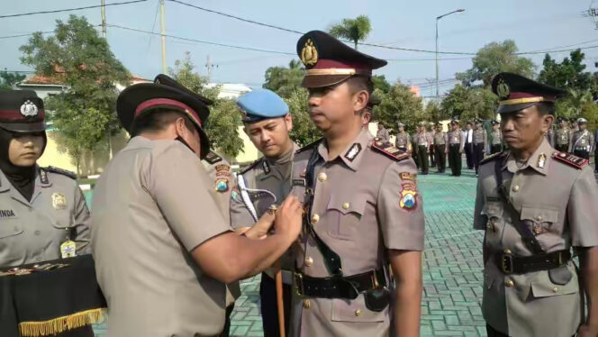 
Putra Tukul Arwana Resmi Jadi Kasatlantas Polres Probolinggo