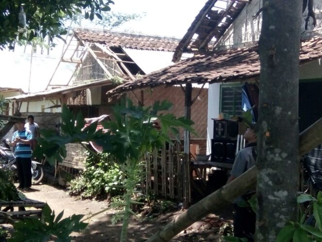 
Disapu Puting Beliung, 4 Rumah dan Kandang Ayam Rusak Parah