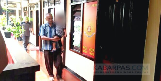 
Polisi Tetapkan Kakek yang Umpankan Cucunya ke Kera Sebagai Tersangka