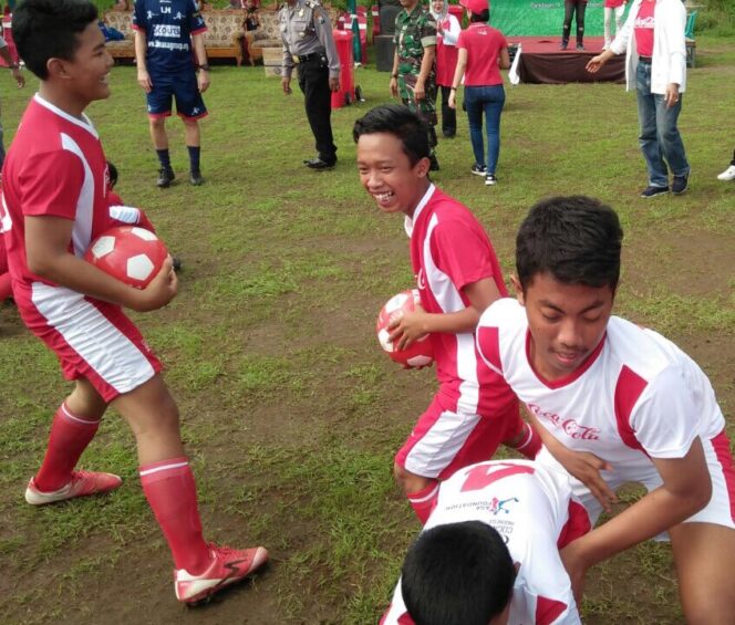 
16 Tim Pemain Bola Cilik Ramaikan Coke Kicks 2017